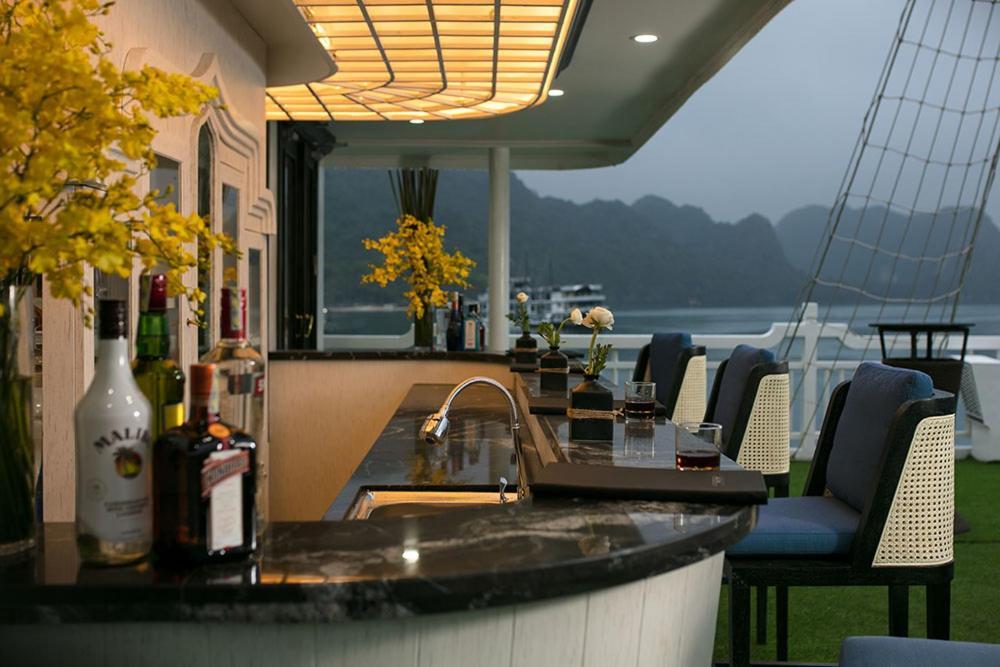 Lapinta Luxury Cruises Hotel Hạ Long-öböl Kültér fotó